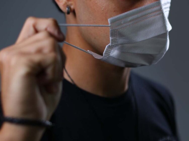 Uso de máscara em avião e aeroporto deixa de ser obrigatório no país