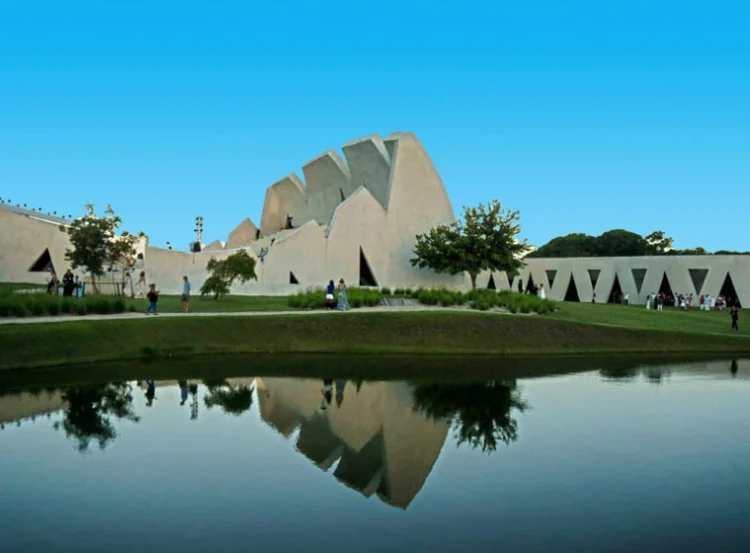 Festival em Trancoso tem dinossauros, Marina Ruy Barbosa e Fafá Scarpa