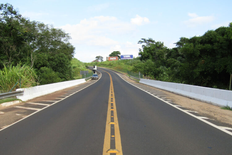 Aterro danificado por chuvas na ponte da Estrada Beira-Rio, no Noroeste, passará por reforma