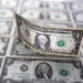 Bolsa cai com investidores preocupados com ritmo de desaceleração da inflação; dólar opera em baixa