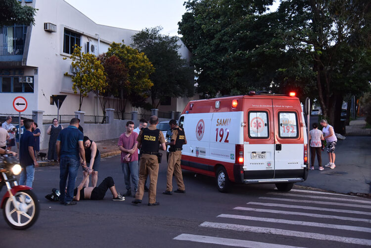 Mulher grávida socorrida após acidente com moto
