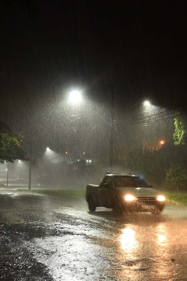 Chuva intensa anuncia chegada de dias frios em Paranavaí