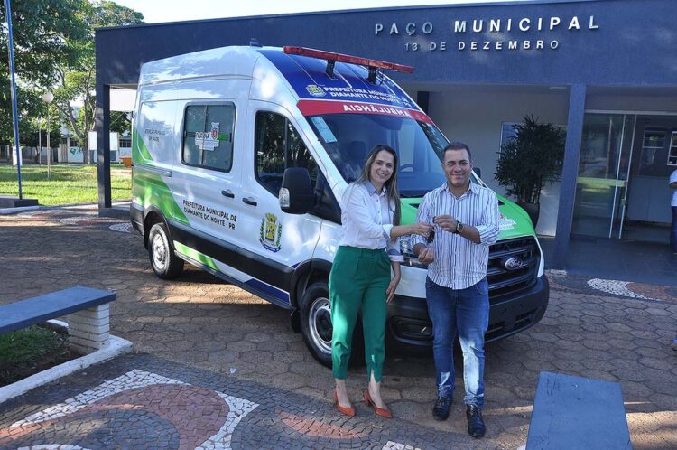 Município recebe veículo para transporte de pacientes