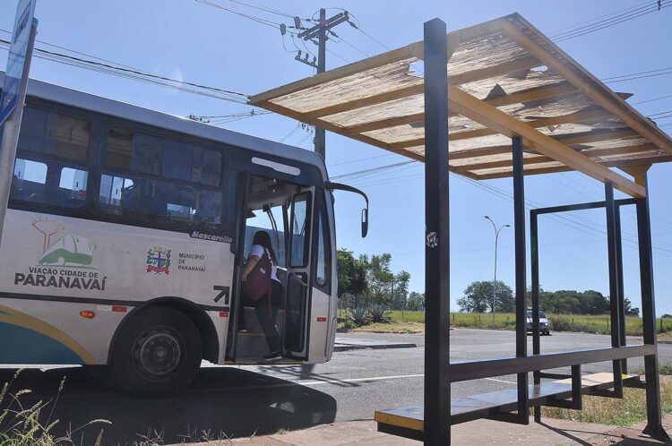 Passageiros reclamam das condições dos  abrigos em pontos de parada de ônibus