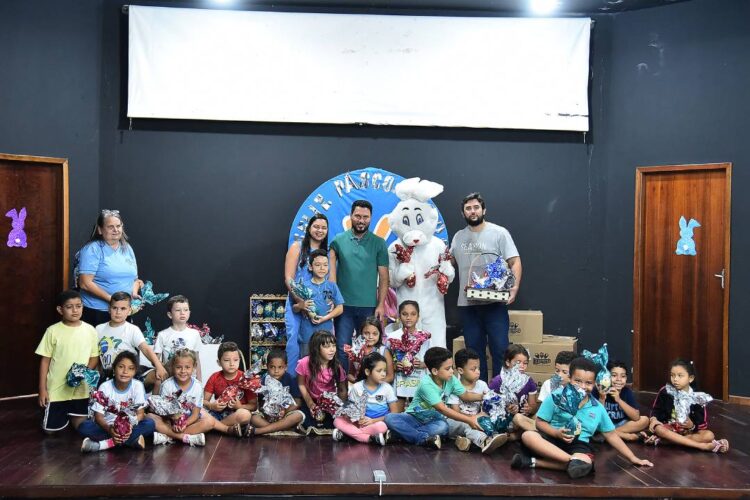 Prefeitura promove atividade especial de Páscoa  e distribui ovos de chocolate para estudantes