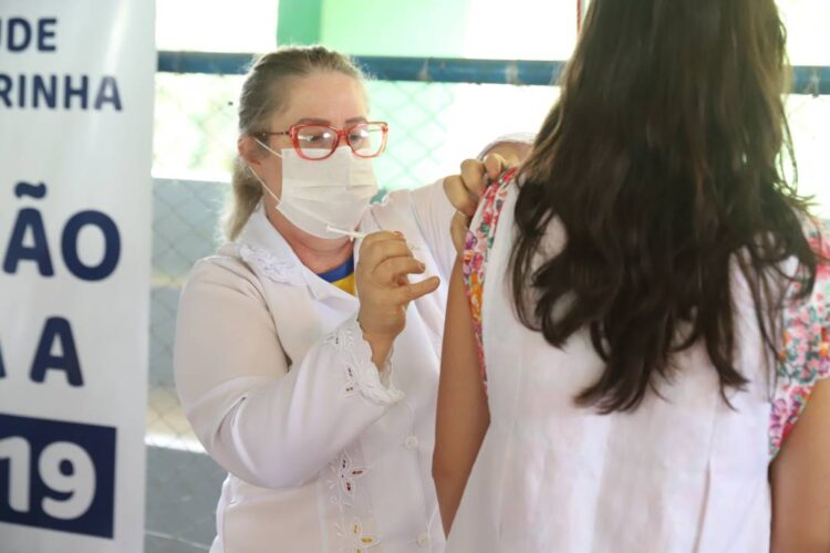 Adesão da bivalente contra a Covid-19 cresce no Paraná, mas está longe do ideal