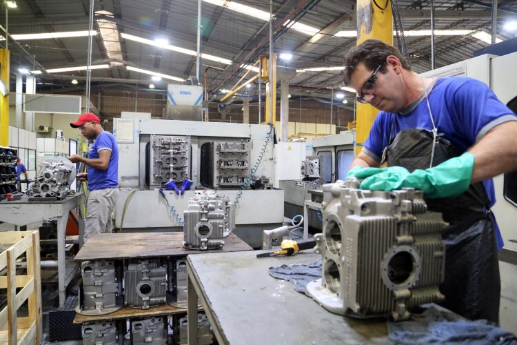 Paraná gera 13 mil empregos em março