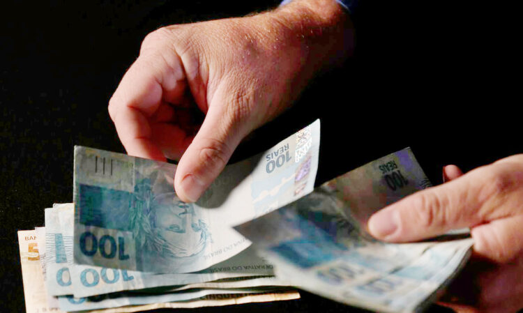 Renda comprometida com dívidas é  a menor desde antes da pandemia