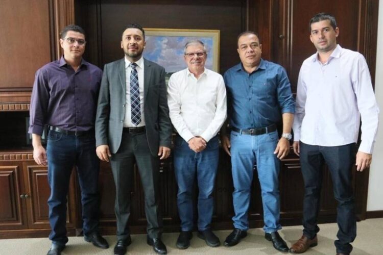 Prefeito busca novas moradias populares