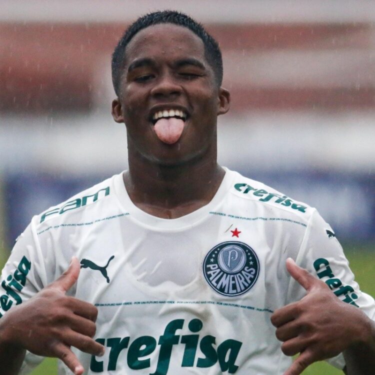 Endrick pede e ganha chuteira raríssima lançada em homenagem a Ronaldo