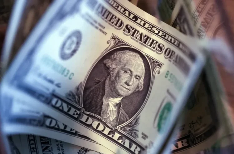 Dólar continua abaixo de R$ 5 nesta segunda-feira