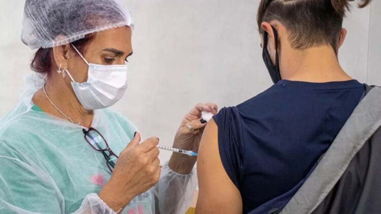 Pessoas maiores de 12 anos com comorbidades são incluídas nos grupos prioritários para receber vacina bivalente contra Covid-19