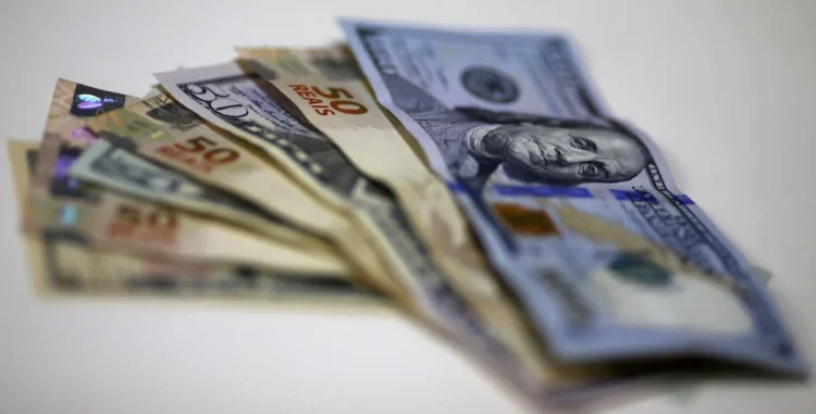 Dólar supera R$ 5 em linha com exterior e cautela sobre arcabouço fiscal