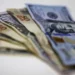 Dólar supera R$ 5 em linha com exterior e cautela sobre arcabouço fiscal