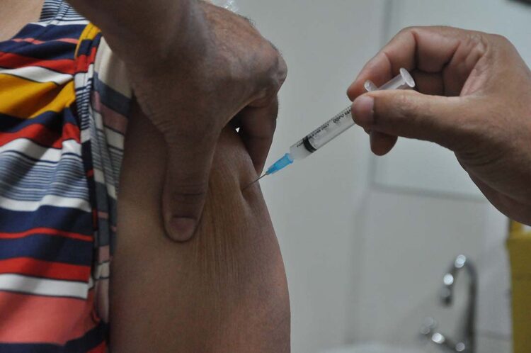 Notícias falsas desestimulam adesão à vacina bivalente contra a Covid-19