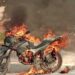 Motocicleta é destruída após pegar fogo