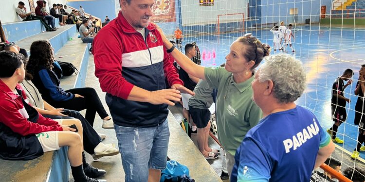 Coordenadora Geral dos Jogos Escolares Marcia Tomadon visita regional de Nova Esperança