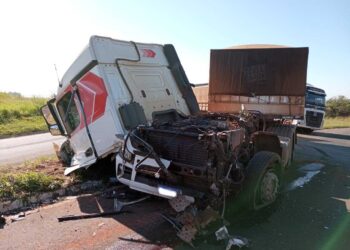 Acidente entre duas carretas deixa um caminhoneiro ferido no trevo de Nova Londrina