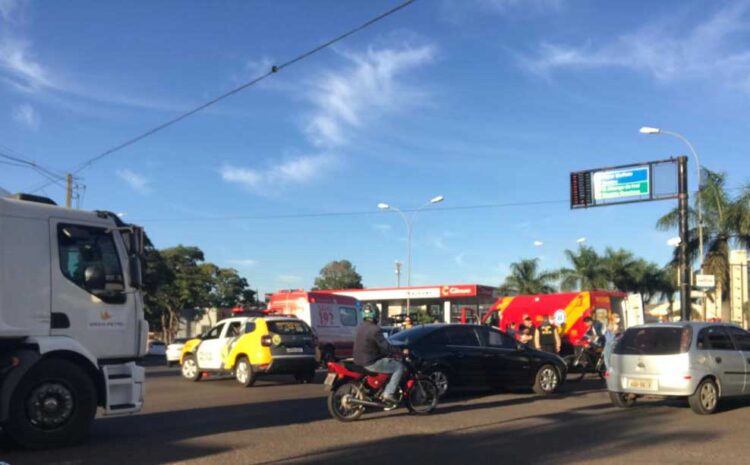 Acidente entre carro e moto deixa uma mulher ferida na Avenida Heitor de Alencar Furtado