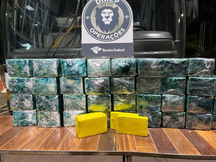 Apreendidos 208,6 kg de cocaína em fundo falso de um ônibus