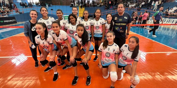 Colégio Nossa Senhora do Carmo de Paranavaí inicia competição com duas vitórias no voleibol