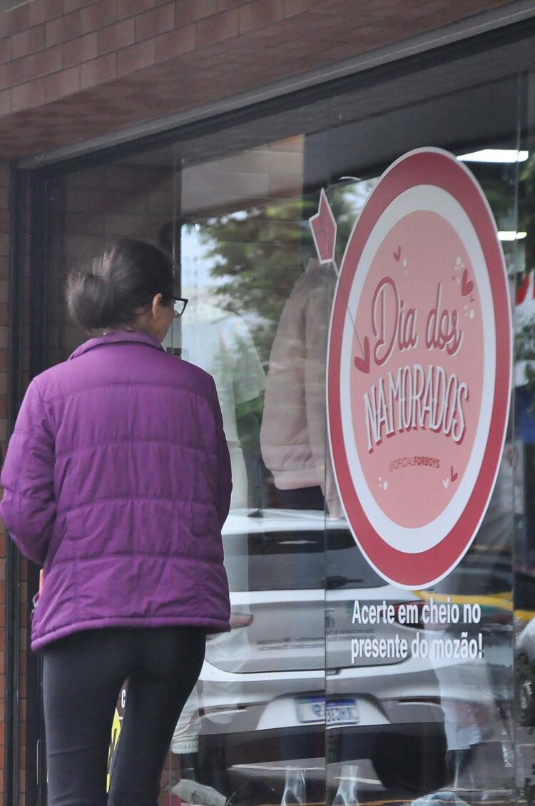 47% dos paranaenses pretendem  presentear no Dia dos Namorados