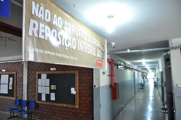 Professores universitários pretendem negociar reposição salarial com o Governo do Estado