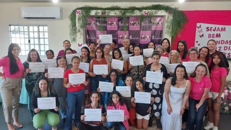 Secretaria de Mulher realiza certificação dos cursos de pintura em tecido e crochê