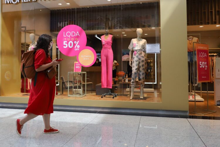 Vendas recuam 2,12% em fevereiro em relação ao mesmo mês de 2022, aponta Fecomércio