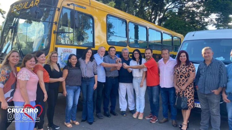 Prefeitura entrega quatro novos veículos para a frota municipal