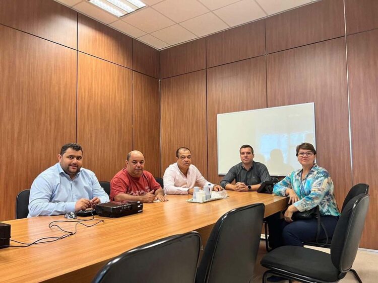 Em busca de recursos, prefeito cumpre agenda em Curitiba