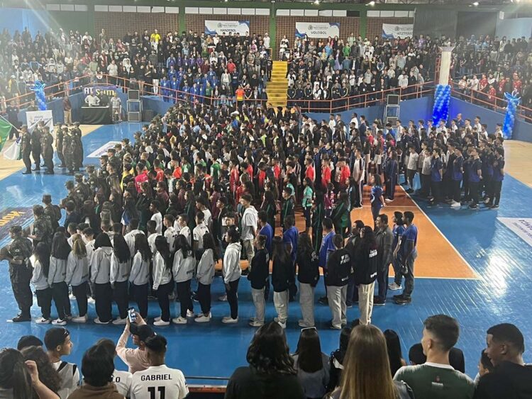 População lotou Ginásio Capelão para a cerimônia  de abertura da fase regional dos Jogos Escolares