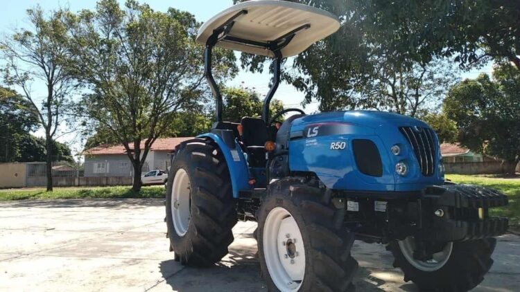 Município adquire trator para utilização pelos agricultores