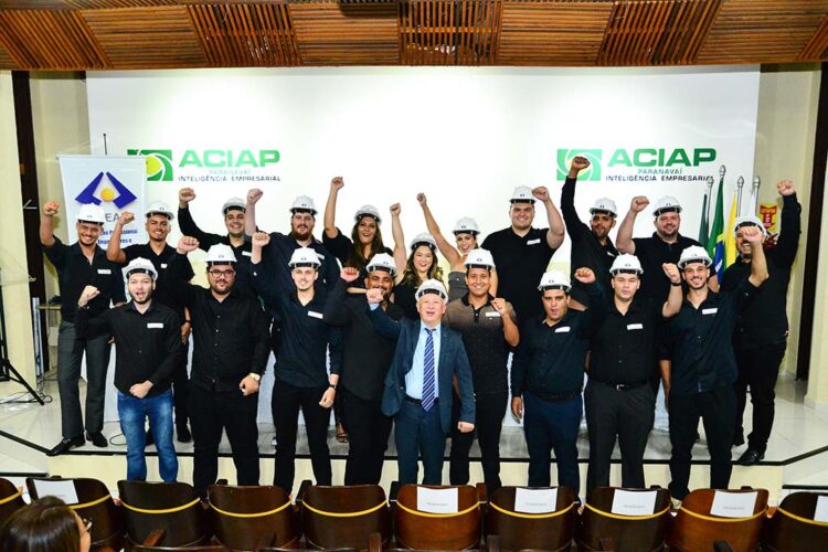 Novos engenheiros recebem registros profissionais do Crea-PR