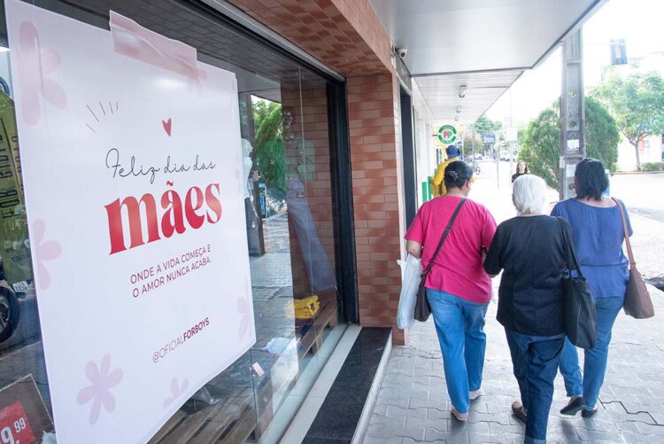 Lojas de Paranavaí abrem em horário especial hoje e amanhã