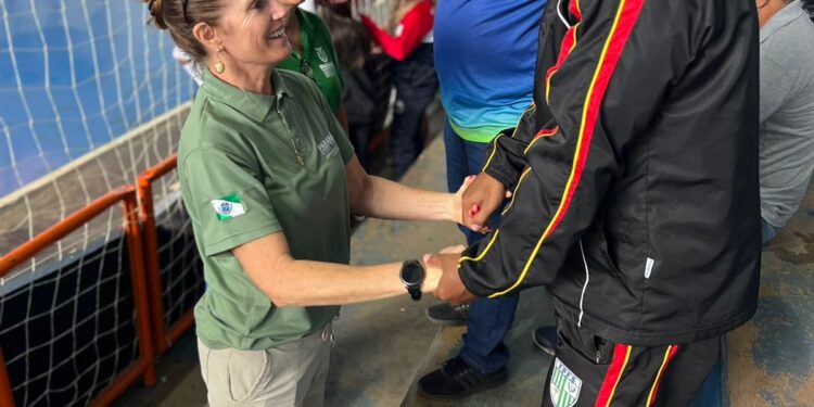 Coordenadora Geral dos Jogos Escolares Marcia Tomadon visita regional de Nova Esperança