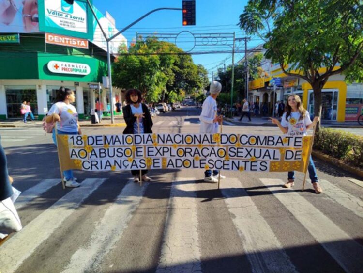 Adolescentes do Centro da Juventude participam da campanha “Faça Bonito” no Centro de Paranavaí