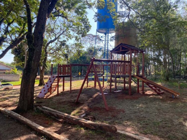 Município instala cinco playgrounds adaptados em praças da cidade