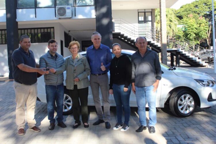 Município faz entrega de veículo para uso do CECAP