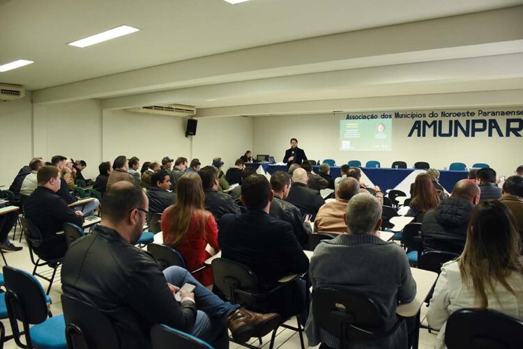 Prefeitos e vereadores debatem legislação eleitoral e se preparam para o pleito de 2024