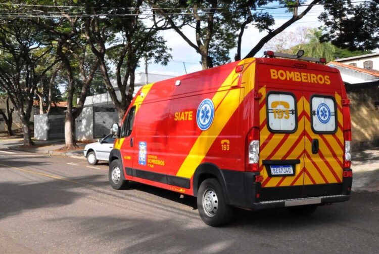 Mulher fica ferida após acidente entre automóvel e bicicleta em Paranavaí
