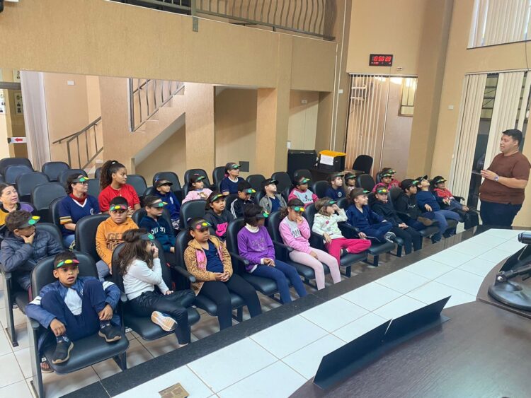 Alunos da rede municipal visitam Câmara de Vereadores
