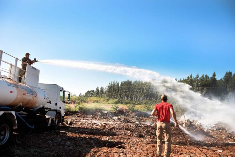 Corpo de Bombeiros e Prefeitura trabalham em  conjunto para conter incêndio na Vila Operária