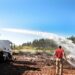Corpo de Bombeiros e Prefeitura trabalham em  conjunto para conter incêndio na Vila Operária