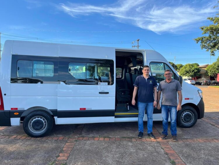 Município recebe veículo adaptado para transporte de pacientes