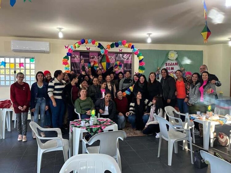 Secretaria da Mulher realiza encontro com  alunas dos cursos de crochê e pintura em tecido