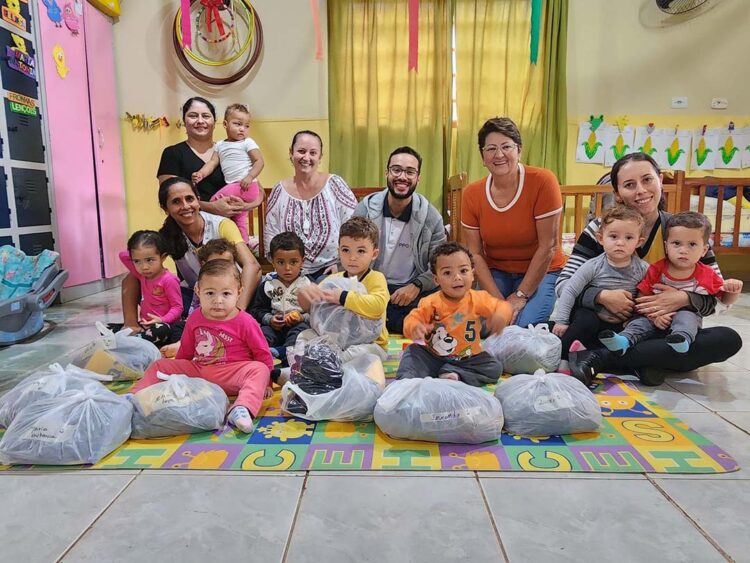 Prefeitura entrega uniformes escolares  para alunos da rede municipal de educação