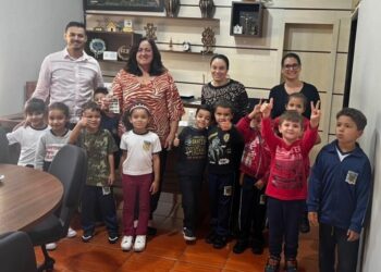 Alunos conscientizam servidores  sobre a importância do meio ambiente