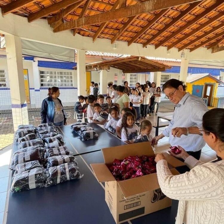 Prefeito entrega uniformes de inverno para alunos da Rede Municipal de Educação