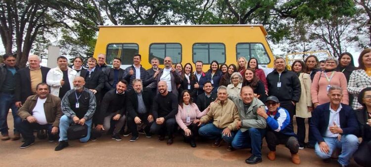 Alunos ribeirinhos ganham nova embarcação de transporte escolar